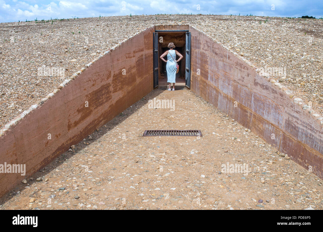 Besucher Frau erhalten in Dolmen de Soto. Dies ist die am meisten importat Hünengräber in der Provinz Huelva, Spanien Stockfoto