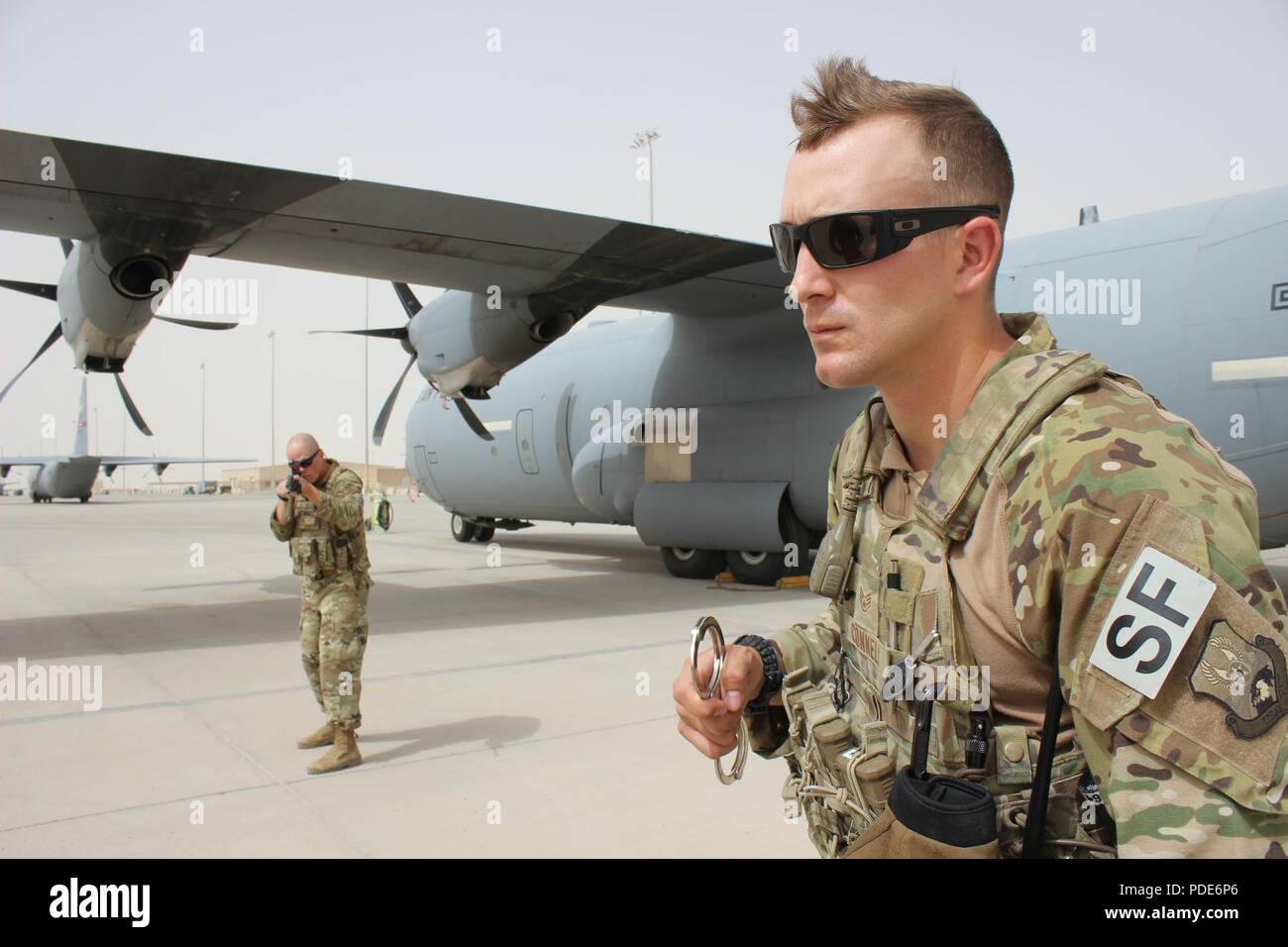 Mitglieder der 379 Expeditionary Sicherheitskräfte Squadron Zug in mehreren Bereichen der Sicherheit Schutz bei Al Udeid Air Base, Katar am 14. Mai 2018. Sicherheitskräfte bereitstellen auf Stützpunkte in Übersee für Anlagen, Personal Guard und zusätzlich die Strafverfolgung, Sicherheit und Antiterrorism Maßnahmen liefern. Während der Polizei Woche 2018 (13. Mai - 18. Mai), SFS Mitglieder in zahlreichen Veranstaltungen zu Fähigkeiten und Kompetenzen zu markieren; die Woche endete mit einer Gedenkfeier zu Ehren von Verteidigern, die in der Linie der Aufgabe enthalten. Stockfoto