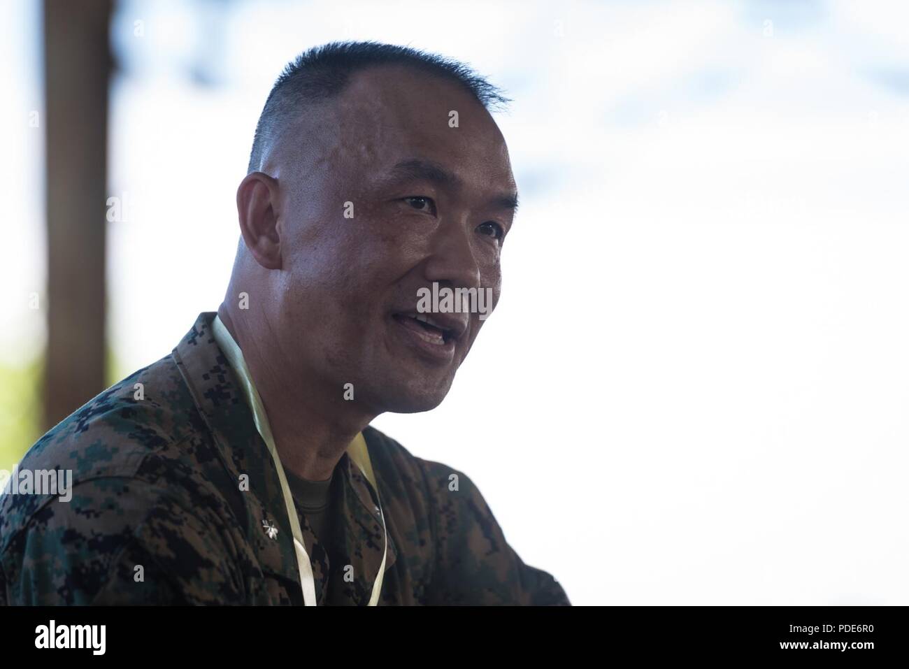 Us Marine Corps Oberstleutnant Soulynamma D. Pharathikoune, Kommandant der 9. Techniker Bataillon, 3. Marine Logistics Group, spricht während der einweihungszeremonie Für eine neue 2-Zimmer Klassenzimmer zur Unterstützung der Übung Balikatan an Calangitan Volksschule in Capas, Tarlac, Philippinen, 16. Mai 2018 errichtet. Übung Balikatan, in seiner 34. Iteration, ist eine jährliche US-Philippinischen militärische Ausbildung Übung konzentriert sich auf eine Vielzahl von Missionen, einschließlich humanitärer Hilfe und Katastrophenhilfe, Terrorismusbekämpfung, und andere kombinierte militärische Operationen vom 7. Mai bis 18. Mai statt. Stockfoto