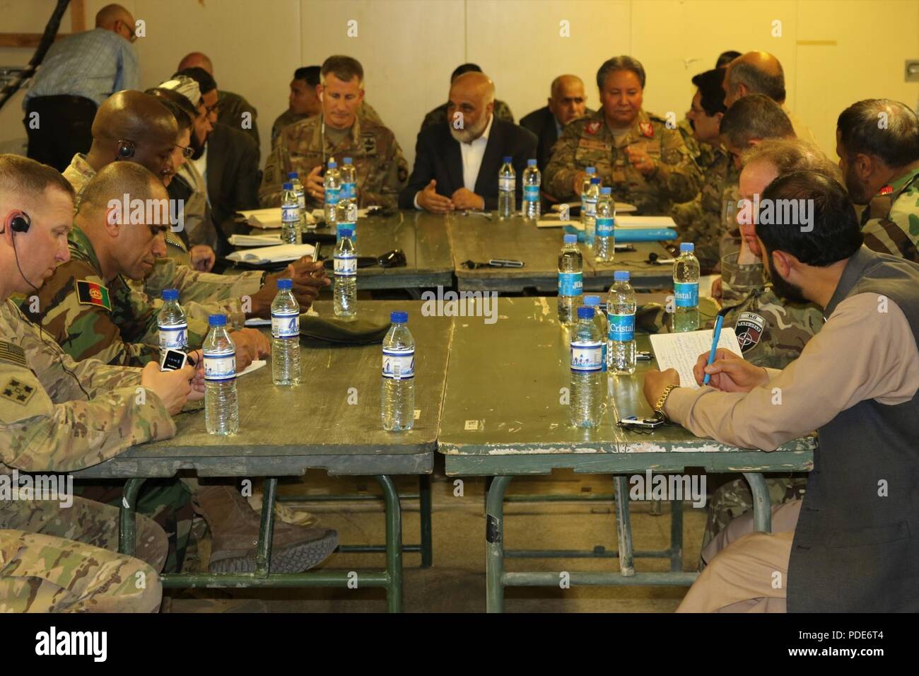 TARIN KOWT, Afghanistan (14. Mai 2018) - US-Armee General John Nicholson, der entschlossenen Unterstützung und US-Forces-Afghanistan Commander spricht mit afghanischen Führern in der Provinz Uruzgan während einer Sitzung in Bezug auf die Sicherheit des Bezirks voting Registrierung Zentren in Tarin Kowt, 14. Mai 2018. Während des Treffens Nicholson gehört, und gerichtet, die Anliegen der Uruzgan Landeshauptmann Shafiq Assadullah Saeed und der afghanischen nationalen Verteidigungs- und Sicherheitskräfte 205th Corps Commander Generalmajor Emam Nazar. Stockfoto TARIN KOWT, Afghanistan (14. Mai 2018) - US-Armee General John Nicholson, der entschlossenen Unterstützung und US-Forces-Afghanistan Commander spricht mit afghanischen Führern in der Provinz Uruzgan während einer Sitzung in Bezug auf die Sicherheit des Bezirks voting Registrierung Zentren in Tarin Kowt, 14. Mai 2018. Während des Treffens Nicholson gehört, und gerichtet, die Anliegen der Uruzgan Landeshauptmann Shafiq Assadullah Saeed und der afghanischen nationalen Verteidigungs- und Sicherheitskräfte 205th Corps Commander Generalmajor Emam Nazar. Stockfoto