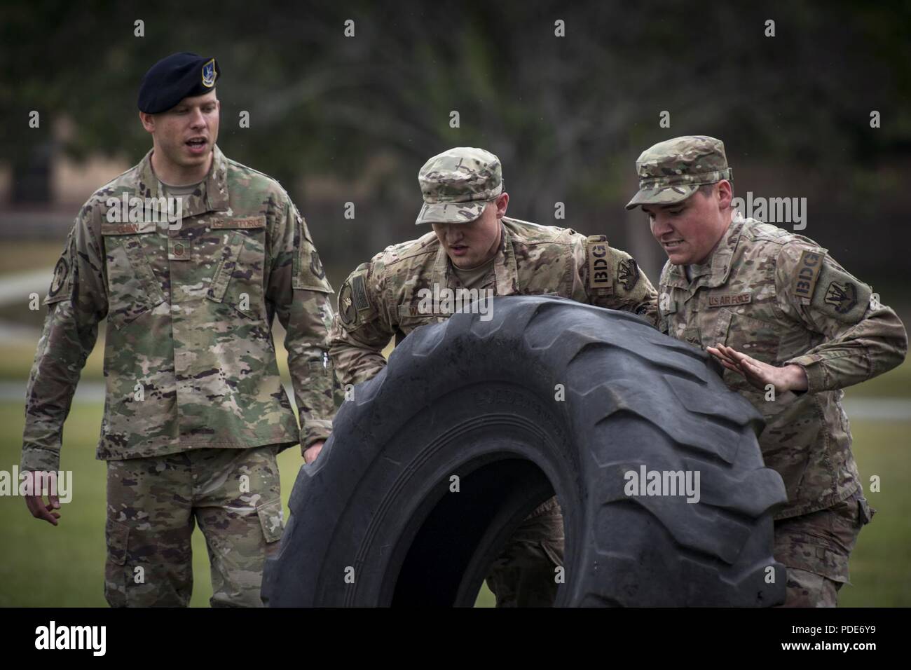 Flieger von der 824th Base Defense Squadron flip ein Reifen bei Moody's Feier der Polizei Woche, 14. Mai 2018, bei Moody Air Force Base, Ga. Polizei Woche ist jedes Jahr im Mai gefeiert und ist eine nationale Anstrengung zu erkennen Ehre Strafverfolgung Mitglieder, die ihr Leben in der Linie der Aufgabe verloren haben. Moody's Feier 2018 umfasst eine Sicherheitskräfte Muster, ein 5k laufen, ein Fahrzeug, Schaufenster mit Fahrzeugen aus dem Valdosta Police Department und der Georgia State Patrol sowie Gedenkfeiern. Stockfoto