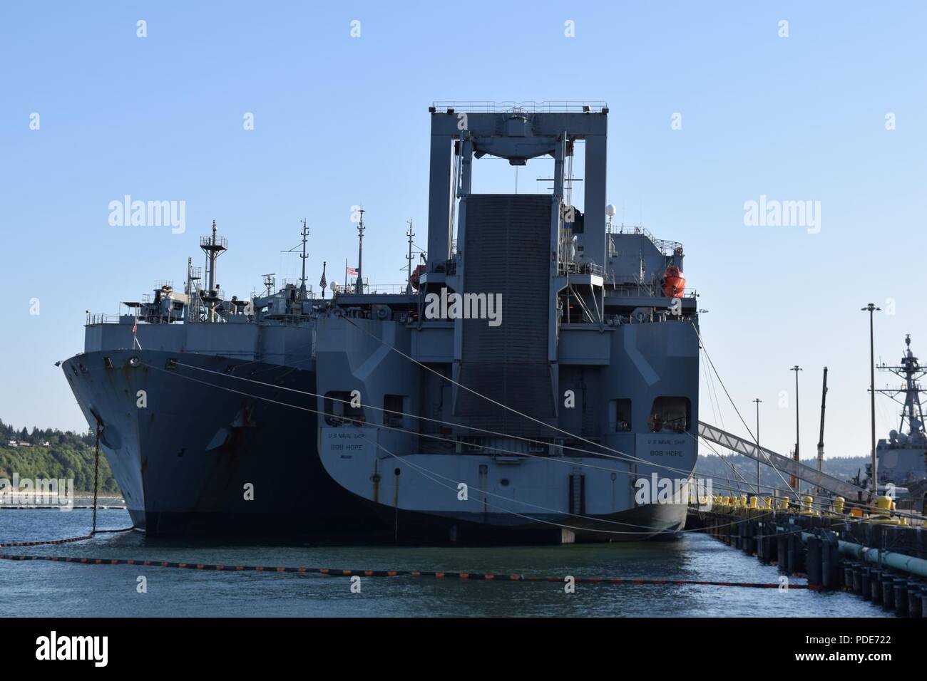 Military Sealift Command Schiffe USNS Carl Brashear (T-AKE 7) und USNS Bob Hope (T-AKR 300) Durchführung von Schiff zu Schiff transfer Operations bei Naval Base Everett Washington. Stockfoto