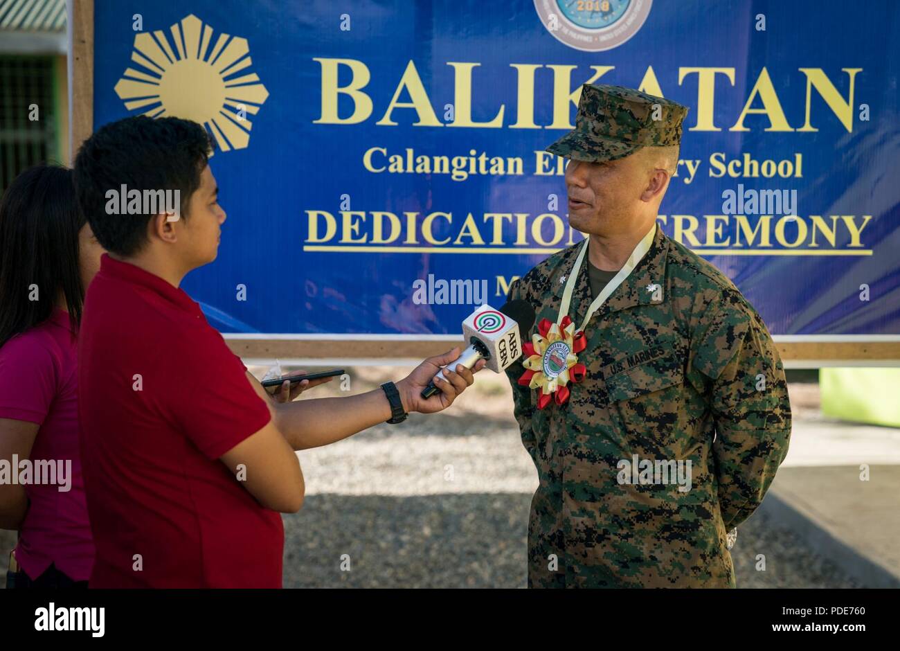 Us Marine Corps Oberstleutnant Soulynamma Pharathikoune führt ein Interview mit philippinischen Nachrichten Station ABS-CBN nach einer Einweihung feiern den Bau eines neuen Schulgebäudes an Calangitan Grundschule zur Unterstützung der Übung Balikatan in Capas, Tarlac, Philippinen, 16. Mai 2018. Pharathikoune ist die co-Kommandeur der Combined Joint Task Force zivil-militärische Operationen, und Er ist der kommandierende Offizier des 9. Techniker Bataillon, 3. Marine Logistics Group. Übung Balikatan, in seiner 34. Iteration, ist eine jährliche US-Philippinischen militärische Ausbildung Übung konzentriert Stockfoto