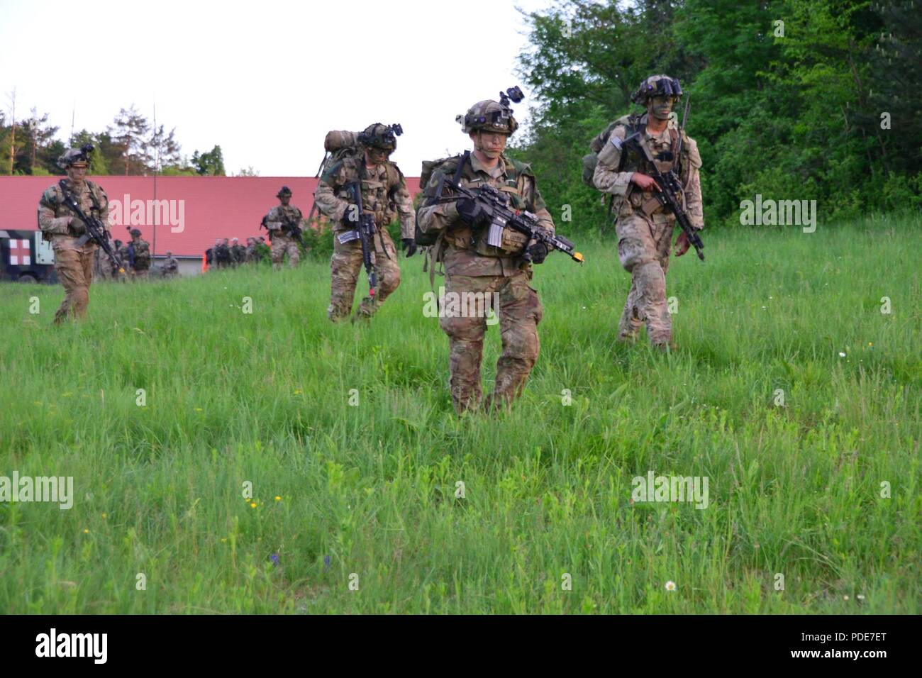 Us-Armee Fallschirmjäger in den zweiten Bataillon zugeordnet, 503Rd Infanterie Regiment, 173Rd Airborne Brigade führen das Training mit der DISE (bereitstellbare Instrumentation System Europa), die von der Schulung Support Division Expeditionary zur Verfügung gestellt. Übung Rock Sokol an Pocek in Postonja, Slowenien, 13. Mai 2018. Übung Rock Sokol ist ein bilaterales Training übung zwischen der US-Armee 173rd Airborne Brigade und der slowenischen Streitkräfte, die auf kleinen-unit Taktik und aufbauend auf frühere Erfahrungen, schmieden die Bindungen und die Verbesserung der Bereitschaft zwischen alliierten Kräfte konzentriert. Die 173Rd Airborne Stockfoto