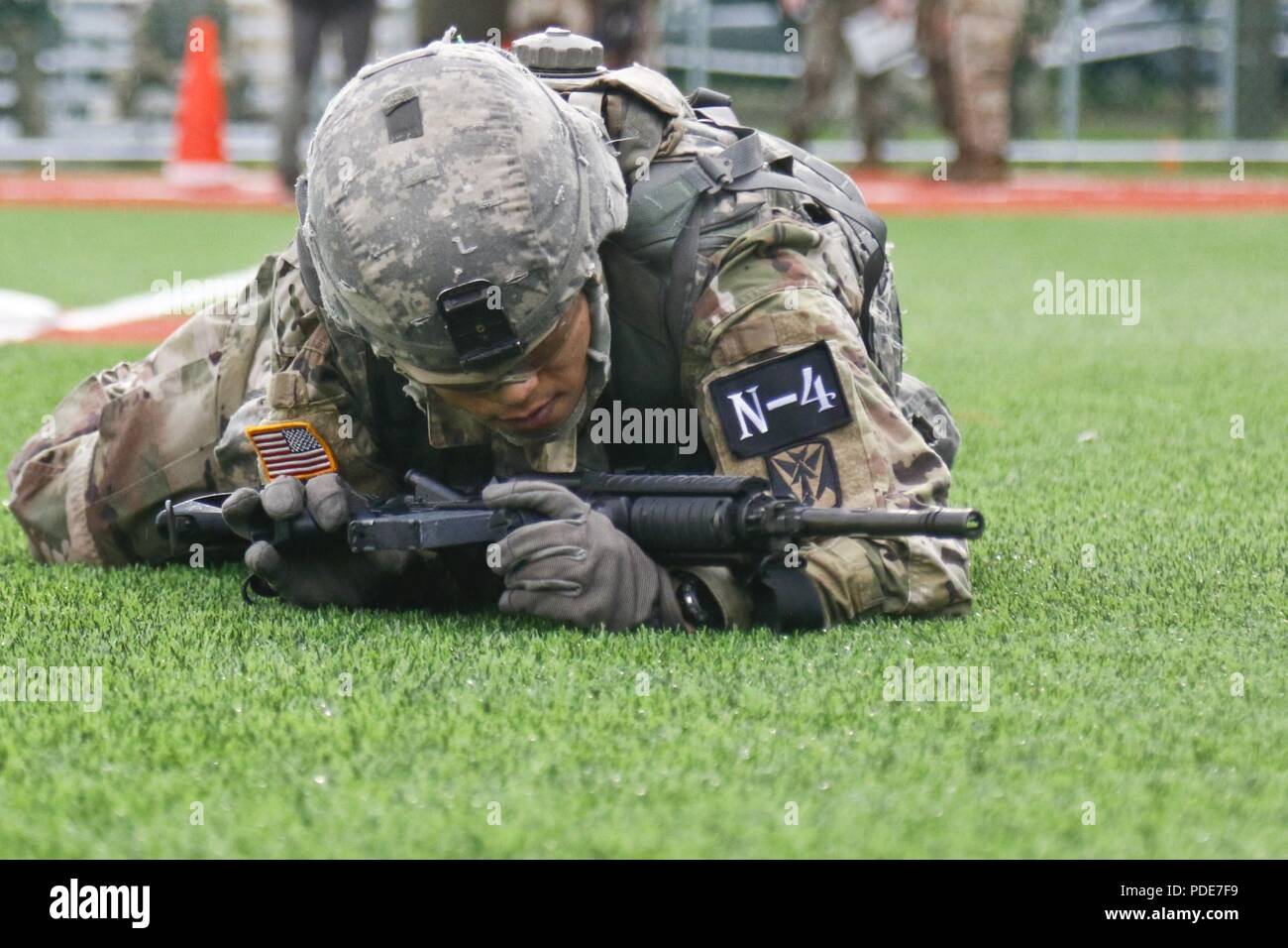 Sgt. Cha, Jung Mok, Seoul, Republik Korea native, 35th Air Defense Artillery Brigade zugeordnet führt die hohe kriechen während der körperlichen Fitness Challenge teil der Achten Armee 2018 besten Krieger Wettbewerb, gehalten am Camp Casey, der Republik Korea, Mai 17. Die Achte Armee besten Krieger Wettbewerb wird gehalten, zu erkennen und die qualifiziertesten Junior wählen Sie Soldaten und nicht-Officer achte Armee bei der US-Army Pacific besten Krieger Konkurrenz an Schofield Barracks, HI darzustellen in Auftrag gegeben. Der Wettbewerb wird auch die Officer, Warrant Officer und Ko erkennen Stockfoto