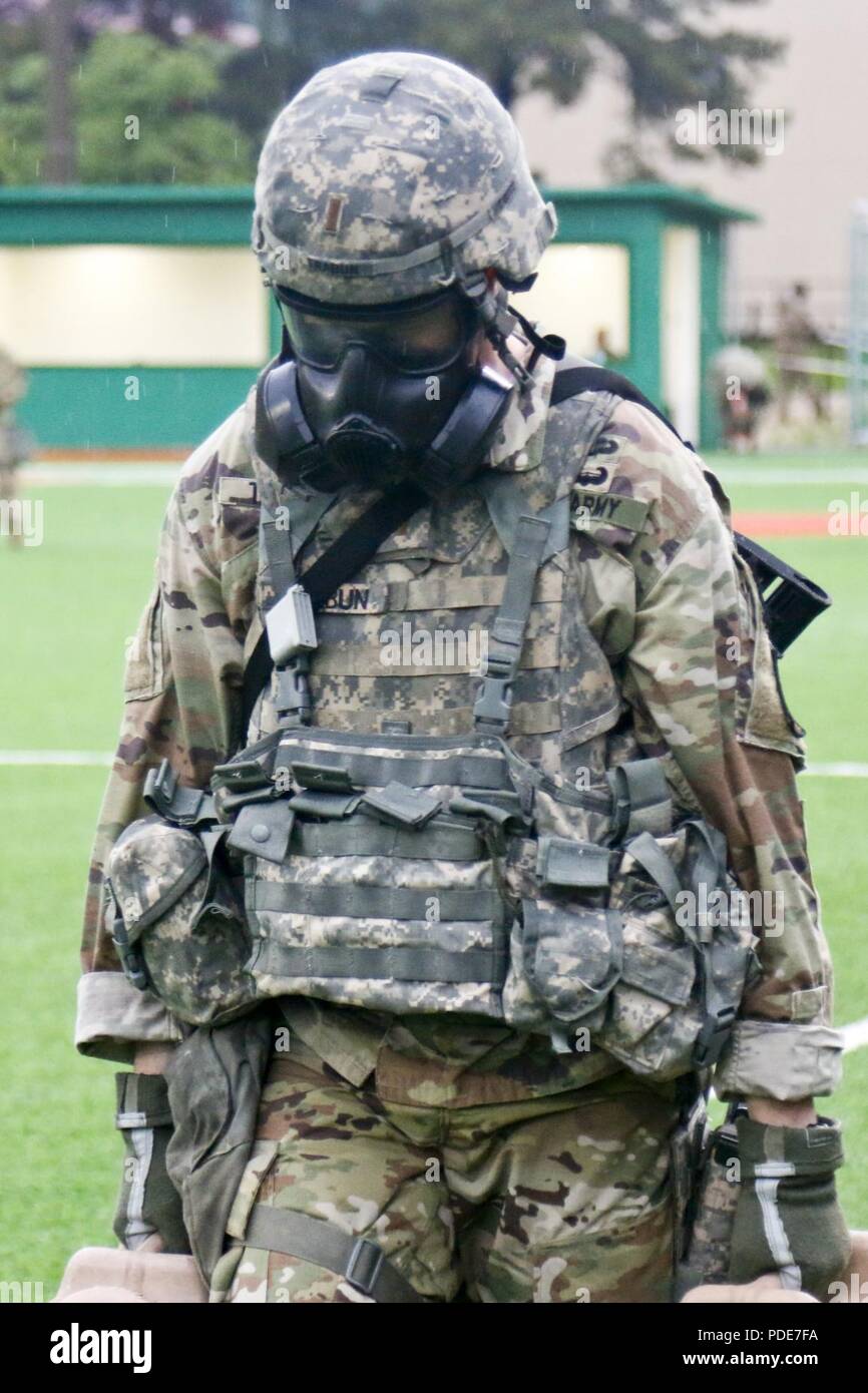 2. Lt. Brian Trabun, ein Seattle, WA native, 35th Air Defense Artillery Brigade zugeordnet, trägt 5 Gallone Wasser Behälter bei der körperlichen Fitness Challenge teil der Achten Armee 2018 besten Krieger Wettbewerb, im Camp Casey, der Republik Korea, 17. Mai statt. Die Achte Armee besten Krieger Wettbewerb wird gehalten, zu erkennen und die qualifiziertesten Junior wählen Sie Soldaten und nicht-Officer achte Armee bei der US-Army Pacific besten Krieger Konkurrenz an Schofield Barracks, HI darzustellen in Auftrag gegeben. Der Wettbewerb wird auch die Officer, Warrant Officer und Ko erkennen Stockfoto