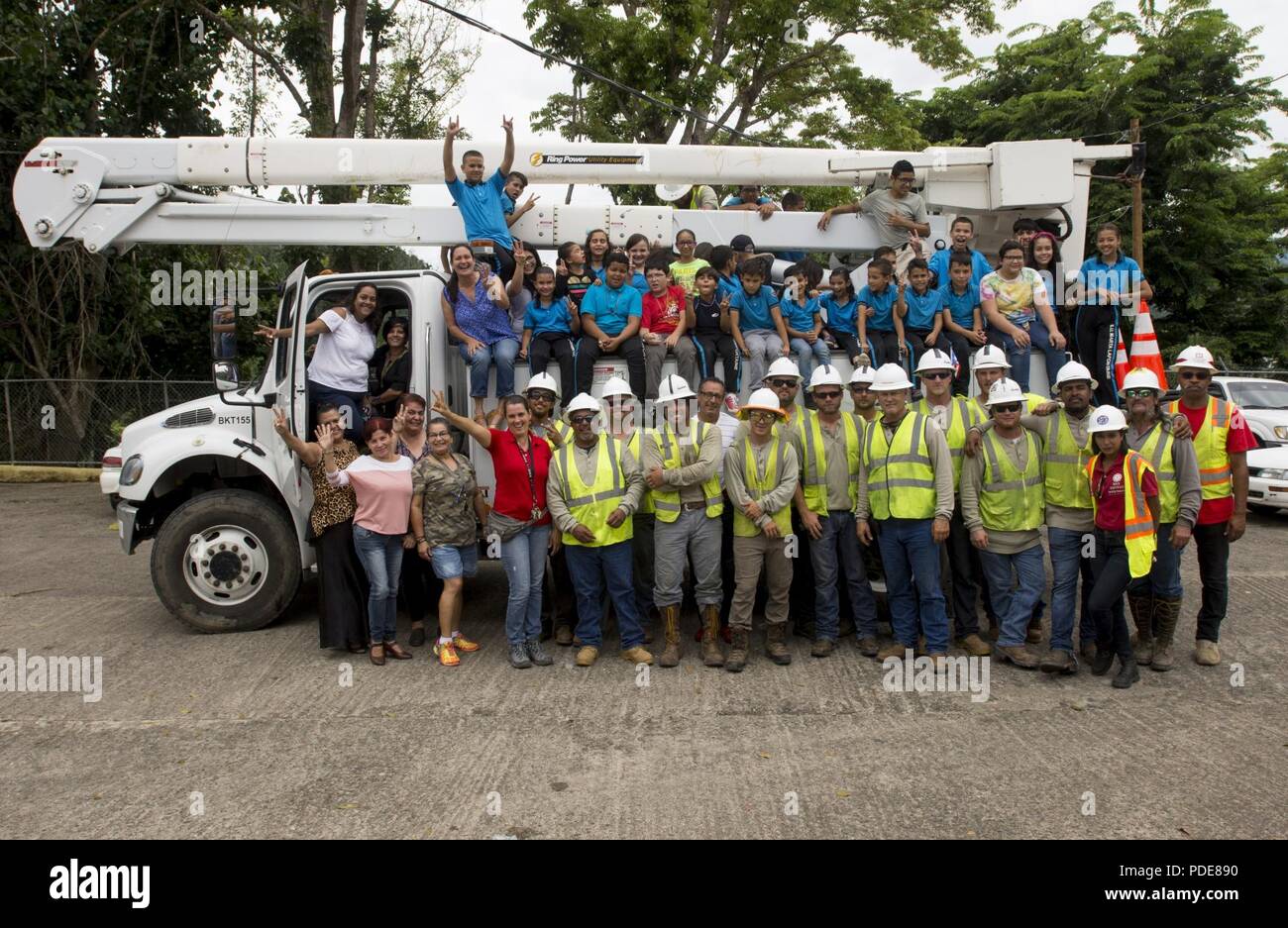 UTUADO, Puerto Rico - Usace und ihren Auftragnehmern der Wiederherstellung der Stromzufuhr zum Su Martha Lafontaine Schule in der Nähe von Utuado, Puerto Rico, 17. USACE arbeitet als Teil des Unified Command, zusammen mit dem Puerto Rico Power Authority, FEMA und elektrische Partner in der Industrie zu helfen, die Bürger von Puerto Rico von Schäden durch den Hurrikan Maria Sept. 20, 2017 verursacht erholen. USACE nutzt seine Ressourcen auf, umgehend und effizient macht Wiederherstellen. Gleichzeitig dient es als zuständige Verwalter der Steuerzahler finanziert. Stockfoto