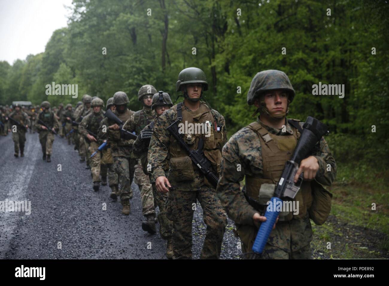 Us-Marines mit 6. Techniker Bataillon, 4. Marine Logistik Gruppe, und British Commando mit 131 Commando Squadron Royal Engineers, britische Armee, die Teilnahme an einem 5 Meile Wanderung mit einem vollen Gang Last während der Übung rote Dolch am Fort Indiantown Gap, Pa, 17. Mai 2018. Übung rote Dolch ist eine bilaterale Übung, die Marines die Möglichkeit, Taktiken, Techniken und Verfahren sowie Aufbau von Arbeitsbeziehungen mit ihren britischen Kollegen. Stockfoto