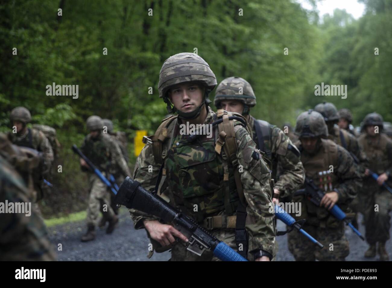 Britische Armee Spr. Christopher Compton, Commando mit 131 Commando Squadron Royal Engineers, britische Armee, nimmt an einem 5 Meile Wanderung mit US-Marines mit 6. Techniker Bataillon, 4. Marine Logistik Gruppe, und Commando mit 131 Commando Schwadron RE, Britische Armee während der Übung rote Dolch am Fort Indiantown Gap, Pa, 17. Mai 2018. Übung rote Dolch ist eine bilaterale Übung, die Marines die Möglichkeit, Taktiken, Techniken und Verfahren sowie Aufbau von Arbeitsbeziehungen mit ihren britischen Kollegen. Stockfoto