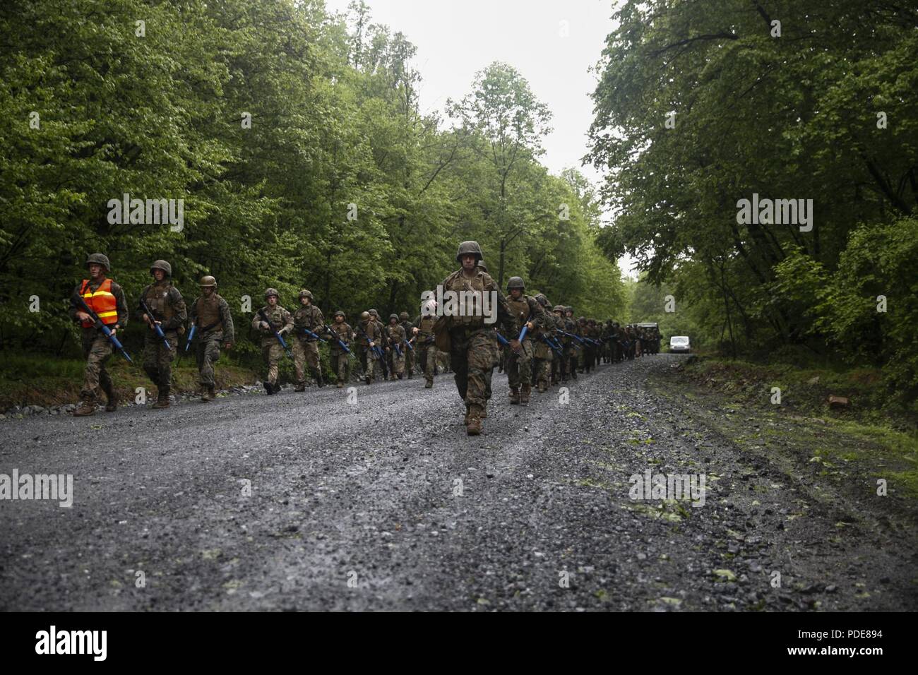 Us-Marines mit 6. Techniker Bataillon, 4. Marine Logistik Gruppe, und British Commando mit 131 Commando Squadron Royal Engineers, britische Armee, die Teilnahme an einem 5 Meile Wanderung mit einem vollen Gang Last während der Übung rote Dolch am Fort Indiantown Gap, Pa, 17. Mai 2018. Übung rote Dolch ist eine bilaterale Übung, die Marines die Möglichkeit, Taktiken, Techniken und Verfahren sowie Aufbau von Arbeitsbeziehungen mit ihren britischen Kollegen. Stockfoto
