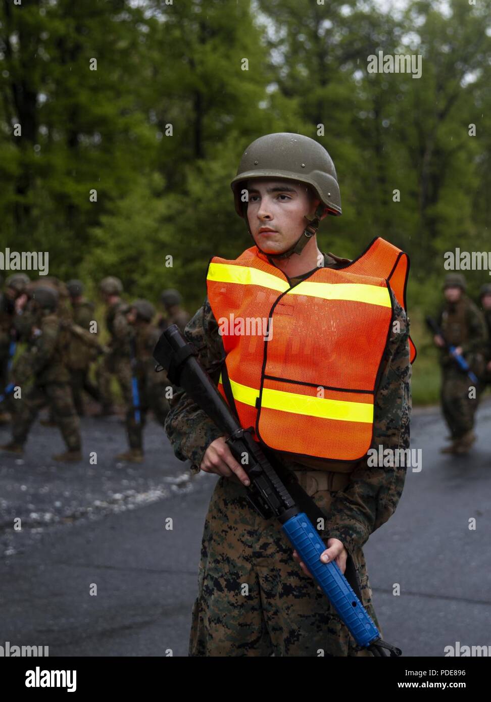 Us Marine Lance Cpl. Cody A. Evans, Combat engineer mit dem Ingenieur Unternehmen C, 6 Techniker, 4. Marine Logistik Gruppe, Beiträge als Straße guard während fünf Meile Wanderung mit Marines mit 6 ESB, 4. MLG und British Commando mit 131 Commando Squadron Royal Engineers, britische Armee, während der übung Rote Dolch am Fort Indiantown Gap, Pa, 17. Mai 2018. Übung rote Dolch ist eine bilaterale Übung, die Marines die Möglichkeit, Taktiken, Techniken und Verfahren sowie Aufbau von Arbeitsbeziehungen mit ihren britischen Kollegen. Stockfoto