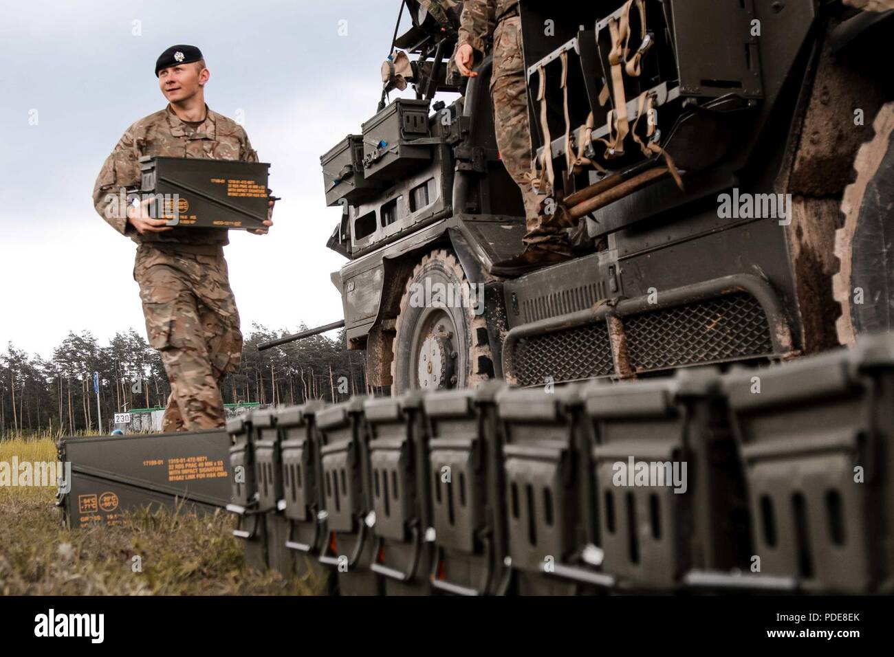 Britischen Armee Lance Cpl. Chris, Fahrer mit 1 Queen's Dragoon Guards, lasten Munition auf eine Mobilität Weapon-Mounted Installation Kit "Schakal" während einer viertägigen Waffen Schulungsveranstaltung mit Battle Group Polen Bemowo Piskie, Polen, am 17. Mai 2018. Battle Group Polen ist ein einzigartiges, multinationale Koalition von USA, Großbritannien, Kroatischen und rumänischen Soldaten, die mit der polnischen 15 mechanisierte Brigade als Abschreckung Kraft zur Unterstützung des NATO-Enhanced vorwärts Präsenz dienen. Stockfoto