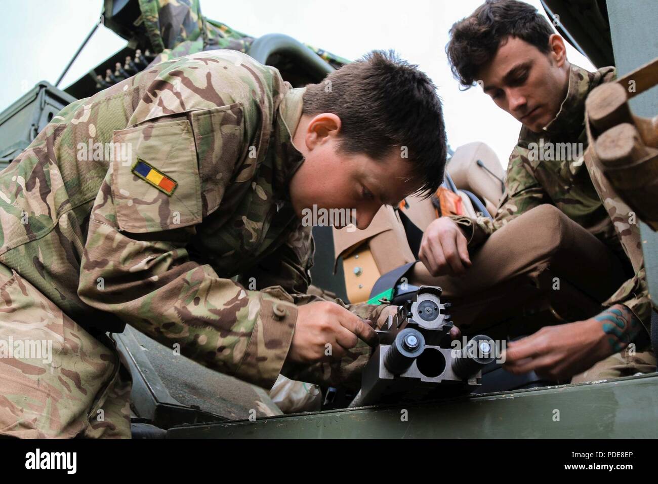 Britischen Armee Lance Cpl. Stephen Jenkin (links), und Pvt. Aaran Darling (rechts), beide Waffen system Ingenieure mit 1 Queen's Dragoon Guards, ein L111 A1 Heavy Machine Gun während einer 4-tägigen Waffen Schulungsveranstaltung mit Battle Group Polen Bemowo Piskie, Polen, am 17. Mai 2018. Battle Group Polen ist ein einzigartiges, multinationale Koalition von USA, Großbritannien, Kroatischen und rumänischen Soldaten, die mit der polnischen 15 mechanisierte Brigade als Abschreckung Kraft zur Unterstützung des NATO-Enhanced vorwärts Präsenz dienen. Stockfoto