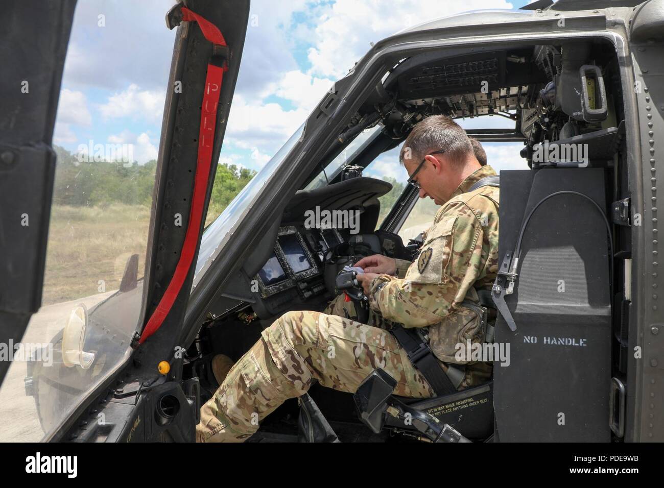 U.S. Army Chief Warrant Officer Nathan Bair, ein UH-60 Black Hawk Pilot mit einer Firma, 2.Bataillon, 25 Combat Aviation Brigade, 25 Infanterie Division, führt Preflight Checks in der Vorbereitung für ein Training Mission auf Fort Magsaysay, Philippinen, 16. Mai 2018, als Teil der Übung Balikatan. Dieser Flug zielt darauf ab, die Bereitschaft und die Fähigkeiten der Soldaten des 25 Combat Aviation Brigade zu erhöhen. Übung Balikatan, in seiner 34. Iteration, ist eine jährliche US-Philippinischen militärische Ausbildung Übung auf einer Vielzahl von Missionen, einschließlich humanitärer Hilfe und Katastrophenhilfe, Zähler konzentriert Stockfoto