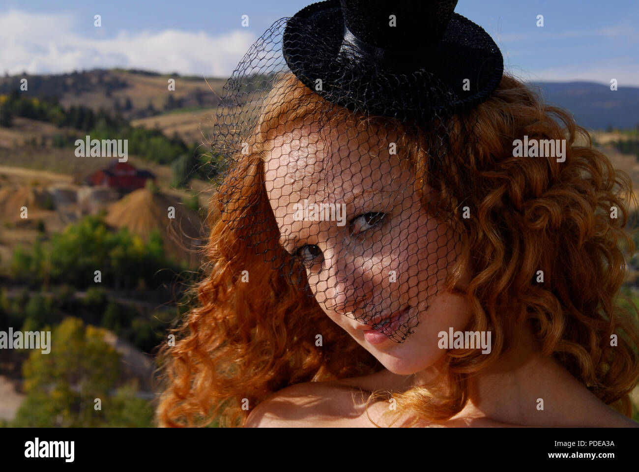 Porträt einer wunderschönen rothaarige Frau in einer Goldgräberstadt. Einzigartige, exklusive Gemafreie menschen Stockfotos Stockfoto