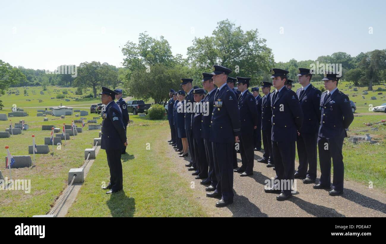 Flieger zu Flowood des 172 d Airlift Wing und der Königlichen Niederländischen Luftwaffe zugewiesen hören Bemerkungen während einer Gedenkfeier und Gedenkfeier zu Ehren Kapitän Pieter A. Cramerus und der niederländischen Flyer im Cedar Lawn Friedhof in Jackson, Miss., 19. Mai 2018. Cramerus, ein Pilot mit der niederländischen Ostindien militärischen Reserven, war einer der zahlreichen niederländischen Flyer ausgebildet mit der Königlichen Niederländischen militärische Flugschule an Hawkins Air Field in Jackson während des Zweiten Weltkrieges. Stockfoto