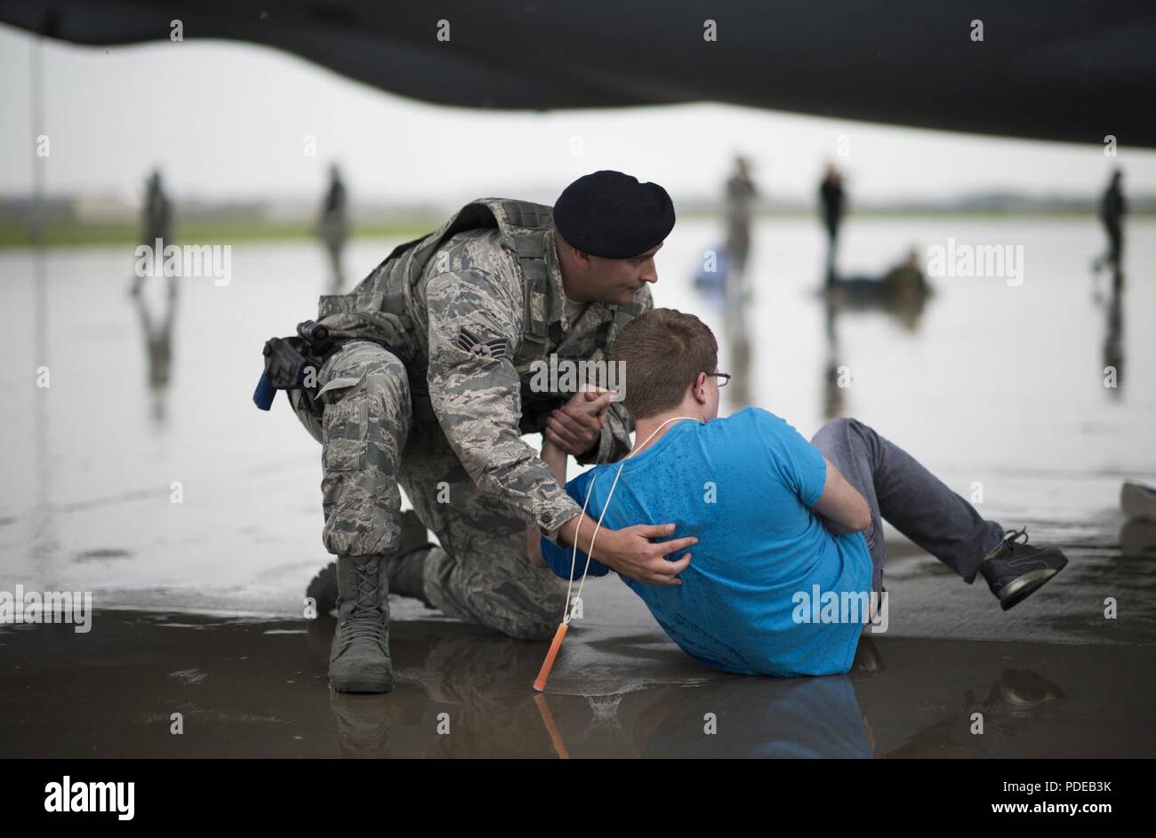 Senior Airman Kenneth Nowak, 914Th Security Forces Squadron, unterstützt Opfer eines simulierten Flugzeug Absturz bei einer Massenkarambolage Antwort Übung, 19. Mai 2018, Niagara Falls Luft finden Station, NEW YORK, die Stute ist entworfen, um Beurteilen und Notfallplan des Militärs Installation zu bewerten sowie die Wirksamkeit der lokalen First Responder. Stockfoto