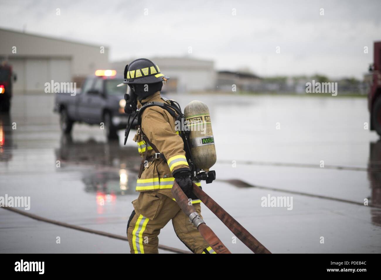 Ein 914Th Air Refuelling Flügel Fire Fighter reagiert auf eine simulierte Flugzeug Absturz bei einer Massenkarambolage Antwort Übung, 19. Mai 2018, Niagara Falls Luft finden Station, NEW YORK, die Stute ist entworfen, um Beurteilen und Notfallplan des Militärs Installation zu bewerten sowie die Wirksamkeit der lokalen First Responder. Stockfoto