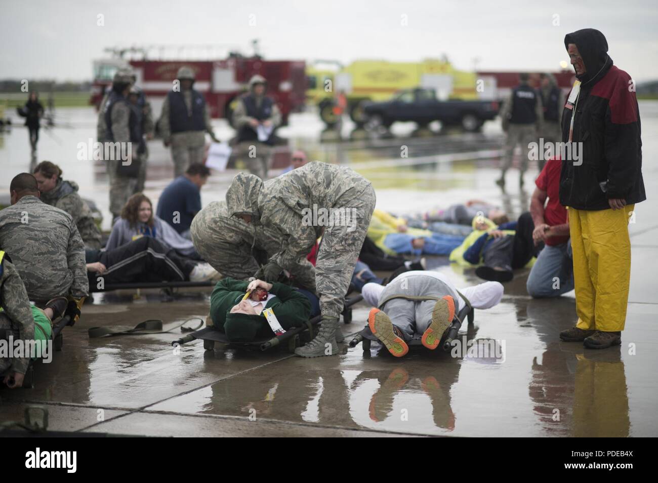 Notfallmediziner aus der Aeromedical Staging 914th Squadron bewerten und Opfer eines simulierten Flugzeug Absturz bei einer Massenkarambolage Antwort Übung, 19. Mai 2018, Niagara Falls Luft finden Station, NEW YORK, die Stute zu behandeln ist entworfen, um zu beurteilen und Notfallplan des Militärs Installation zu bewerten sowie die Wirksamkeit der lokalen First Responder. Stockfoto