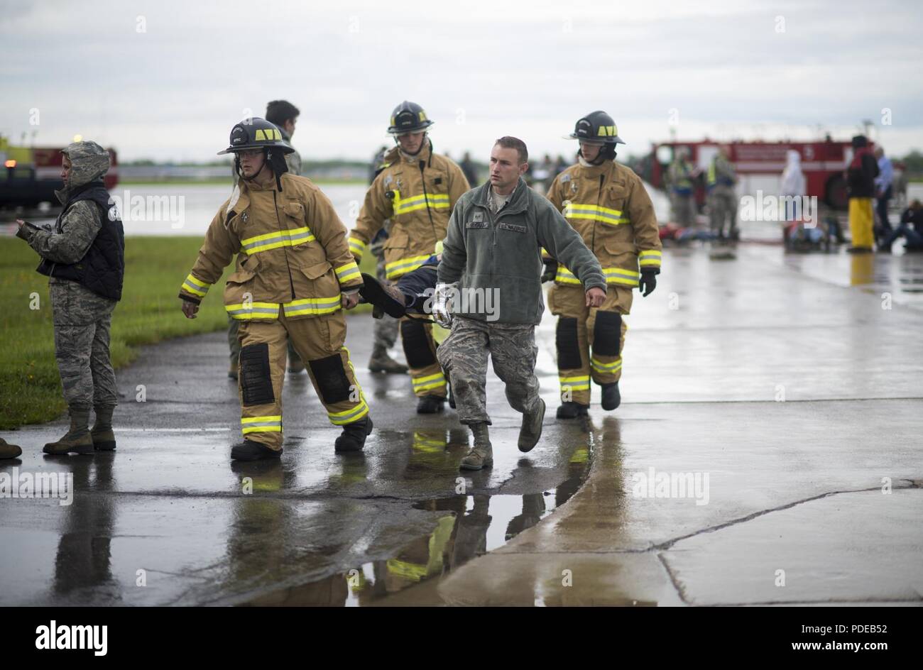 Das Notfallpersonal verwenden eine Bahre ein Opfer eines simulierten Flugzeug Absturz bei einer Massenkarambolage Antwort Übung, 19. Mai 2018, Niagara Falls Luft finden Station, NEW YORK, die Stute zu transportieren ist entworfen, um zu beurteilen und Notfallplan des Militärs Installation zu bewerten sowie die Wirksamkeit der lokalen First Responder. Stockfoto