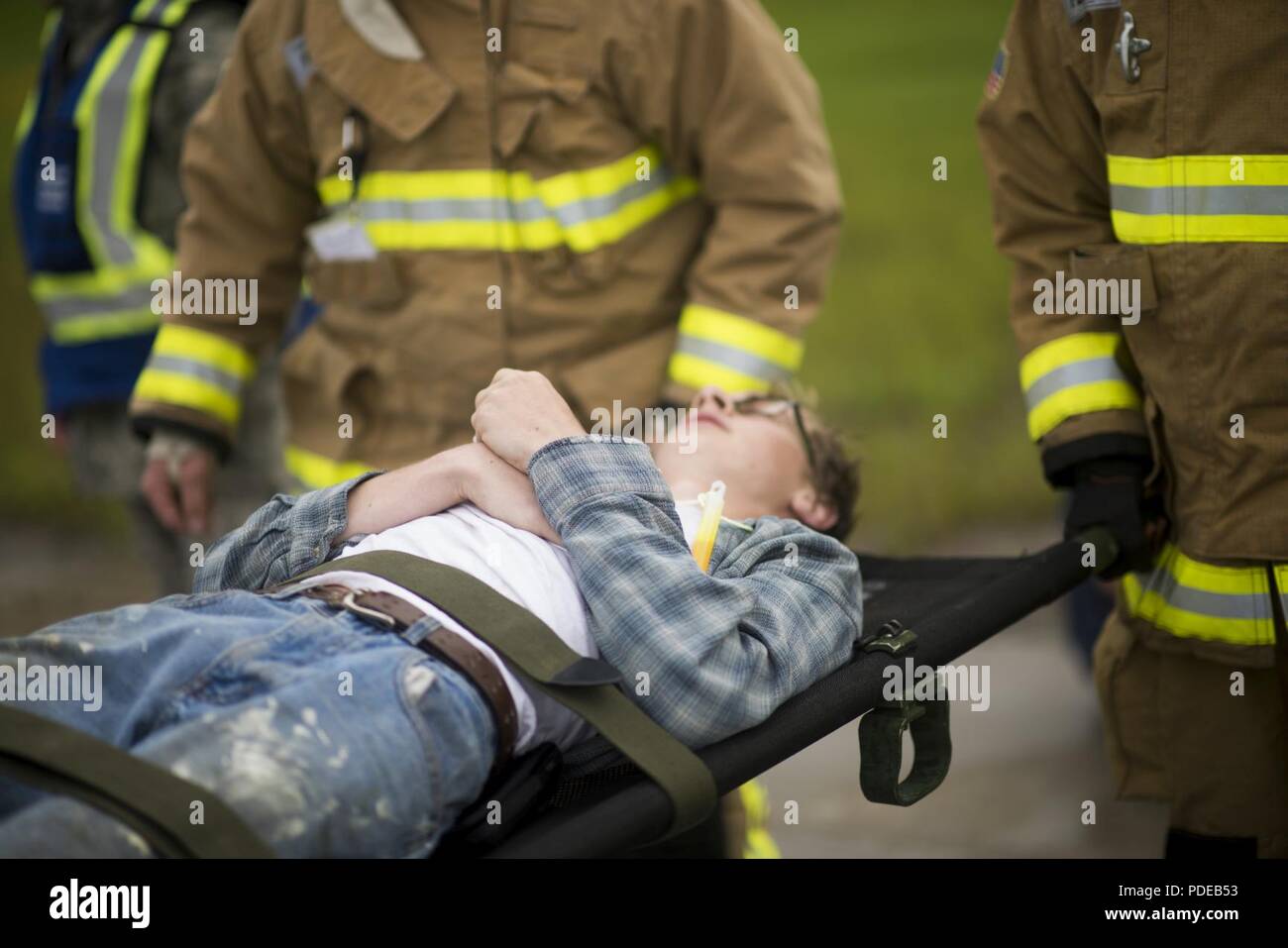 Ein Opfer eines simulierten Flugzeugabsturz wird auf einer Bahre durch die 914Th Air Refuelling Flügel Feuerwehrleute transportiert während einer Massenkarambolage Antwort Übung, 19. Mai 2018, Niagara Falls Luft finden Station, NEW YORK, die Stute ist entworfen, um Beurteilen und Notfallplan des Militärs Installation zu bewerten sowie die Wirksamkeit der lokalen First Responder. Stockfoto