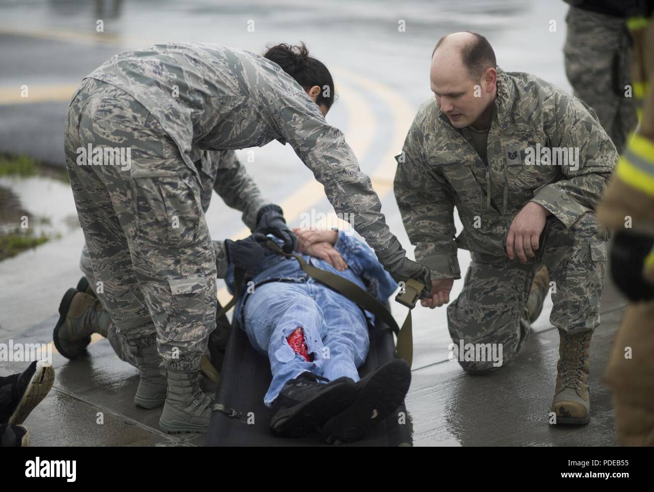 Das Notfallpersonal bereiten ein Opfer eines simulierten Flugzeugabsturz zum Transport während einer Massenkarambolage Antwort Übung, 19. Mai 2018, Niagara Falls Luft finden Station, NEW YORK, die Stute ist entworfen, um Beurteilen und Notfallplan des Militärs Installation zu bewerten sowie die Wirksamkeit der lokalen First Responder. Stockfoto