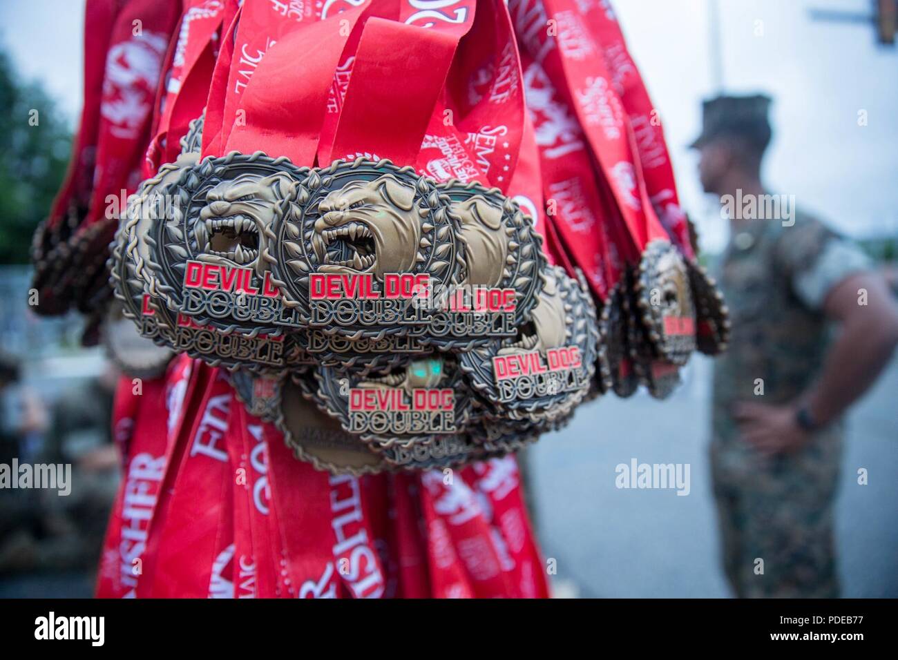 Medaillen für den Devil Dog Double Rennen der 11. jährlichen Marine Corps historischen (MCHH) ausgeführt wird, befinden sich auf der Ziellinie in Fredericksburg, Virginia, 20. Mai 2018 angezeigt. Läufer der Devil Dog Double" für Zwei" und Skala Hospital Hill zweimal gehen Sie durch die Teilnahme an den fünf Meile Semper 5ive Rennen und dann die 13,1 km historische Hälfte. Stockfoto