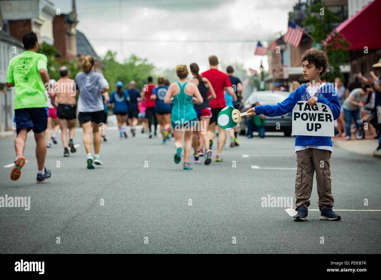 Eine junge Zuschauer high-fives Läufer während der 11. jährlichen Marine Corps historischen (MCHH) 13,1 - 1,6 km Lauf durch die historische Innenstadt von Fredericksburg, Virginia, 20. Mai 2018 Die MCHH lockt über 8.000 Teilnehmer und beinhaltet die Devil Dog Double und Marine Corps Semper 5ive Rennen. Stockfoto