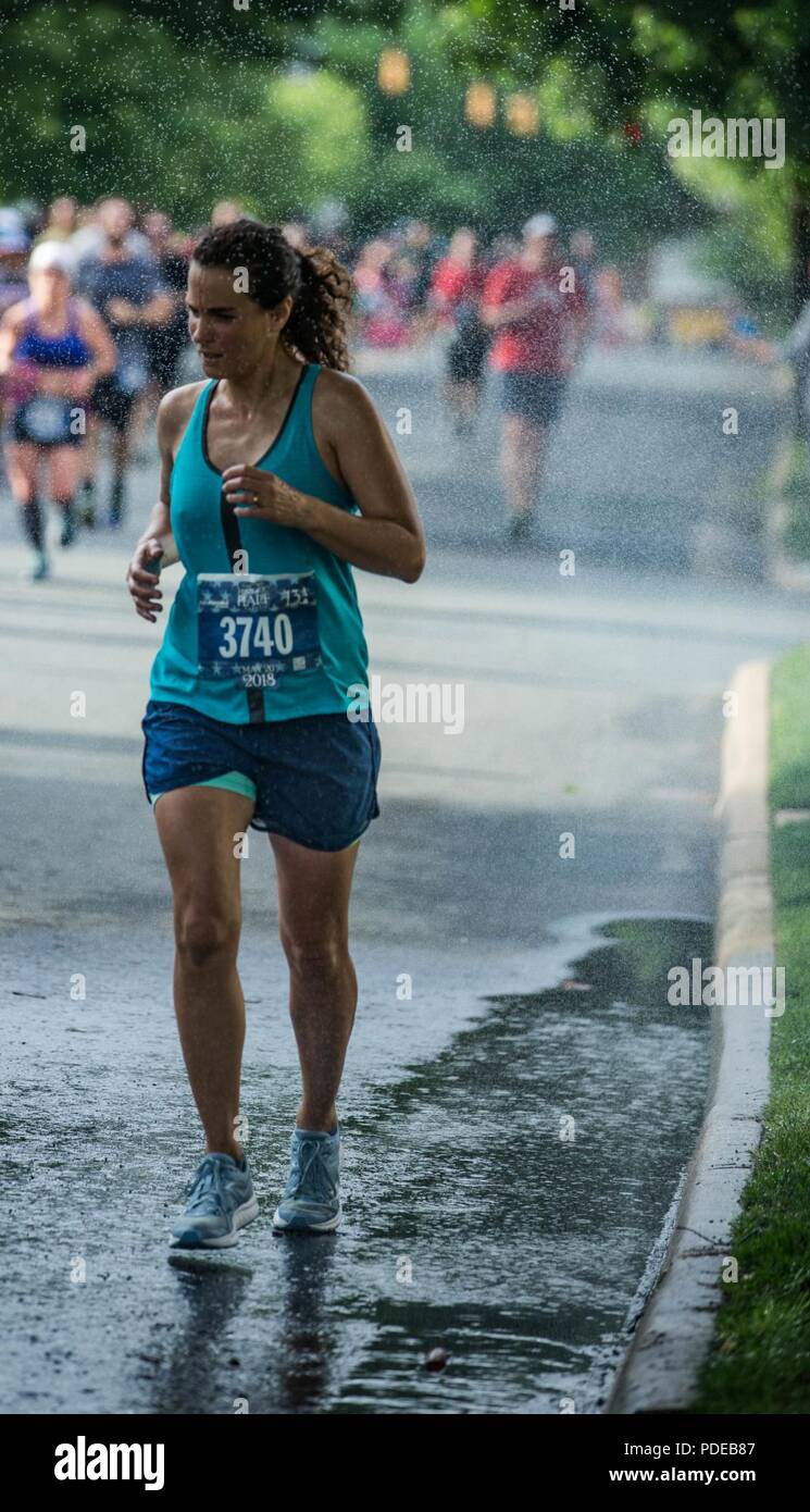 Deborah Sweigart, ein Teilnehmer des 11. jährlichen Marine Corps historischen (MCHH) läuft die 13.1 km Route von der Fredericksburg Expo Center in der historischen Innenstadt von Fredericksburg, Virginia, 20. Mai 2018. Die MCHH lockt über 8.000 Teilnehmer und beinhaltet die Devil Dog Double und Marine Corps Semper 5ive Rennen. Stockfoto