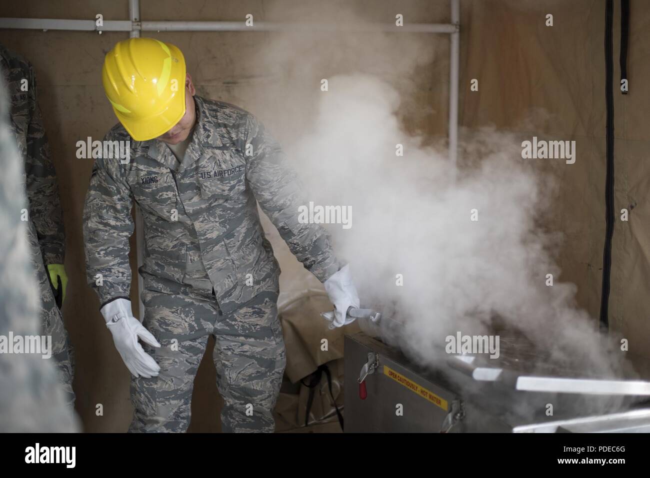 Gemeinsame Basis ELMENDORF - Richardson, Alaska - Rund 1.000 Mitglieder von 176 Flügel der Alaska Air National Guard eine Mission Assurance Übung hier 14. Mai durchgeführt, 21. Mission assurance Übung Aktivitäten inklusive Start und Wiederherstellung von Flugzeugen; medizinische Behandlung und Personal Recovery bei angegriffen; Selbst - Hilfe und Buddy care; Parameter fegt in einer chemischen, biologischen, radiologischen, nuklearen und explosiven Umgebung; live - Brandunterdrückung durch Feuerwehrleute; Betonieren Stiftungen; on- und off-Laden von Paletten und Fahrzeuge bei einer angefochtenen Bereich der Kontrolle; die Einrichtung eines einzelnen P Stockfoto