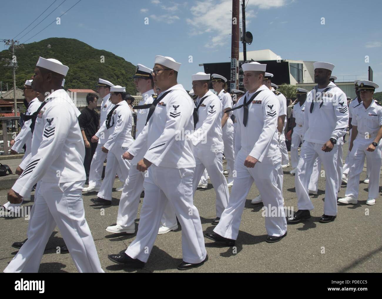 SHIMODA, Japan (19. Mai 2018) Segler aus USS Curtis Wilbur (DDG54) März während einer Parade zur Feier des Shimoda schwarzen Schiff Festival. Die 79 Shimoda schwarzen Schiff Festival fördert friedlicher Beziehungen zwischen den japanischen und amerikanischen Menschen und erinnert an den 164. Jahrestag der Ankunft von Commodore Matthew Perry in Japan im Jahre 1854, ein Ereignis, das den Beginn der Diplomatie und der Freihandelsabkommen zwischen den USA und Japan gekennzeichnet. Stockfoto