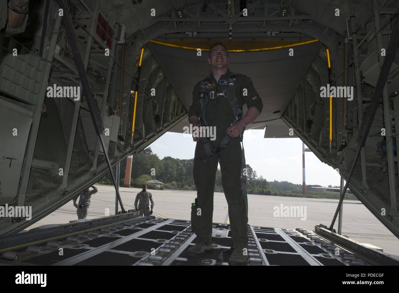 Us Air Force Staff Sgt. Kyle Shea, 86th Aircraft Maintenance Squadron engagierte Crew Chief, passt seine Sicherheit Kabelbaum an der Rückseite der ihm übertragenen C-130J Super Hercules auf der Air Base Ramstein, Deutschland, 18. Mai 2018. Shea und sein Assistent Crew Chief, Flieger 1. Klasse Kyle Hodge, eine perfekte Kontrolle Bewertung auf Ihre Flugzeuge und erwarb den Titel eines "schwarzen Buchstaben "Flugzeuge. Stockfoto