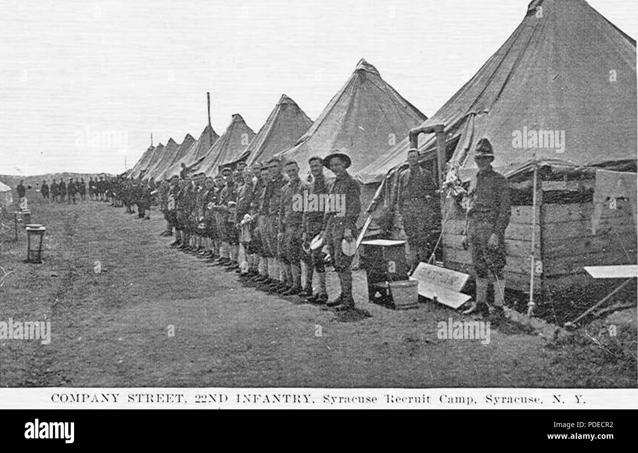 Us-Armee Soldaten stehen auf einer typischen Firma Straße am Lager in Syracuse, N.Y., 1918. Das Lager zur Verfügung gestellt die Ausbildung an die neuen Rekruten und National Guard Bürgersoldaten in Amerikas Mobilmachung zum Ersten Weltkrieg Camp Syrakus, auf einen Teil der New York State Fairgrounds entfernt, verarbeitet mehr als 40.000 Soldaten für den Krieg. Foto Stockfoto