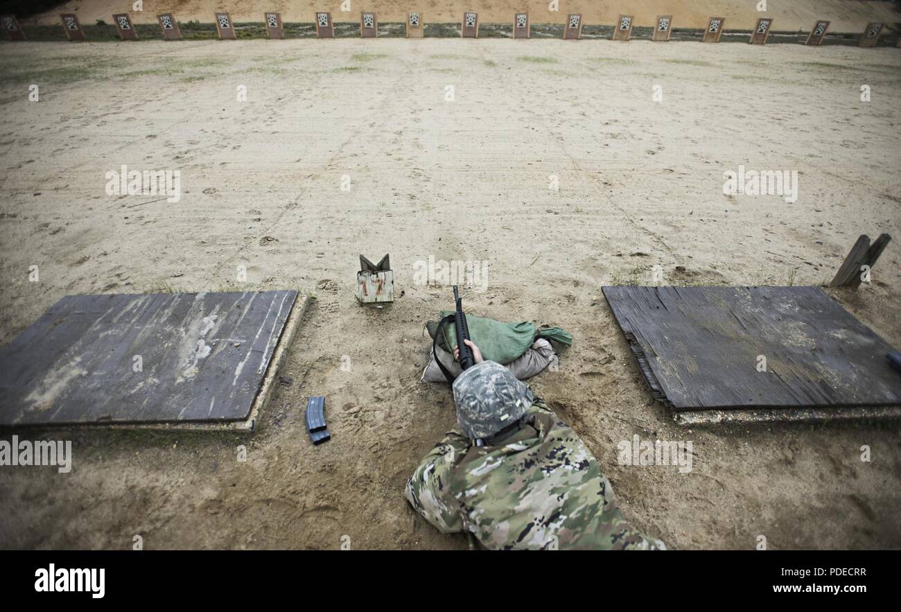 Frank Farrington, 336 Expeditionary Military Intelligence Brigade Humanressourcen Techniker, Brände einer M-16 Gewehr Mai 18, 2018 Joint Base Mc Guire-Dix - Lakehurst, N.J. Frühling und Sommer sind die geschäftigsten Jahreszeiten auf der Strecke, mit Reserve und Guard Einheiten aus dem ganzen Land für die gemeinsame Basis, die für ihre zwei einwöchige jährliche Schulung. Stockfoto