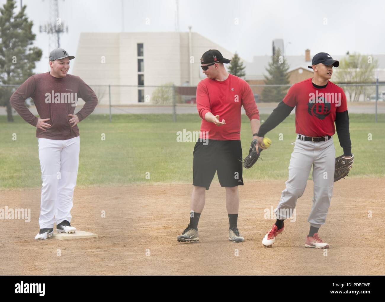 Team Minot Flieger konkurrieren in der Polizei Woche softball Turnier in Minot Air Force Base, Virginia, 17. Mai 2018. Nationale Polizei Woche ist ein Kongress- geehrt Woche feiern Gesetzdurchführungpersonal über der Nation und der ganzen Welt, die das ultimative Opfer in der Linie der Aufgabe gemacht haben. Stockfoto