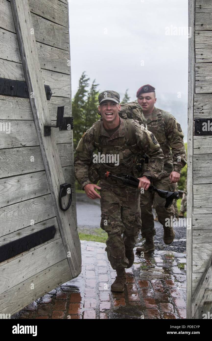 Us-Armee SPC. Ethan Kryla, ein infanterist zu Unternehmen C, 3-638rd Infanterie Regiment, Rhode-Island Army National Guard zugeordnet, rundet die 12-Meilen-Zone ruck März Teil der Region 1 am besten Krieger Wettbewerb in West Point, New York, 19. Mai 2018. Die Region 1 am besten Krieger Wettbewerb, Mai 16-19, 2018, ist eine jährliche Veranstaltung, in der Junior Soldaten und Unteroffiziere (NCOs) von acht nordöstlichen Staaten Soldaten konkurrieren in mehreren Veranstaltungen bestimmt sind, ihre militärischen Fähigkeiten und Kenntnisse zu prüfen, sowie die körperliche Fitness und Ausdauer. Die beiden Gewinner (ein Junior angeworben und einer N Stockfoto