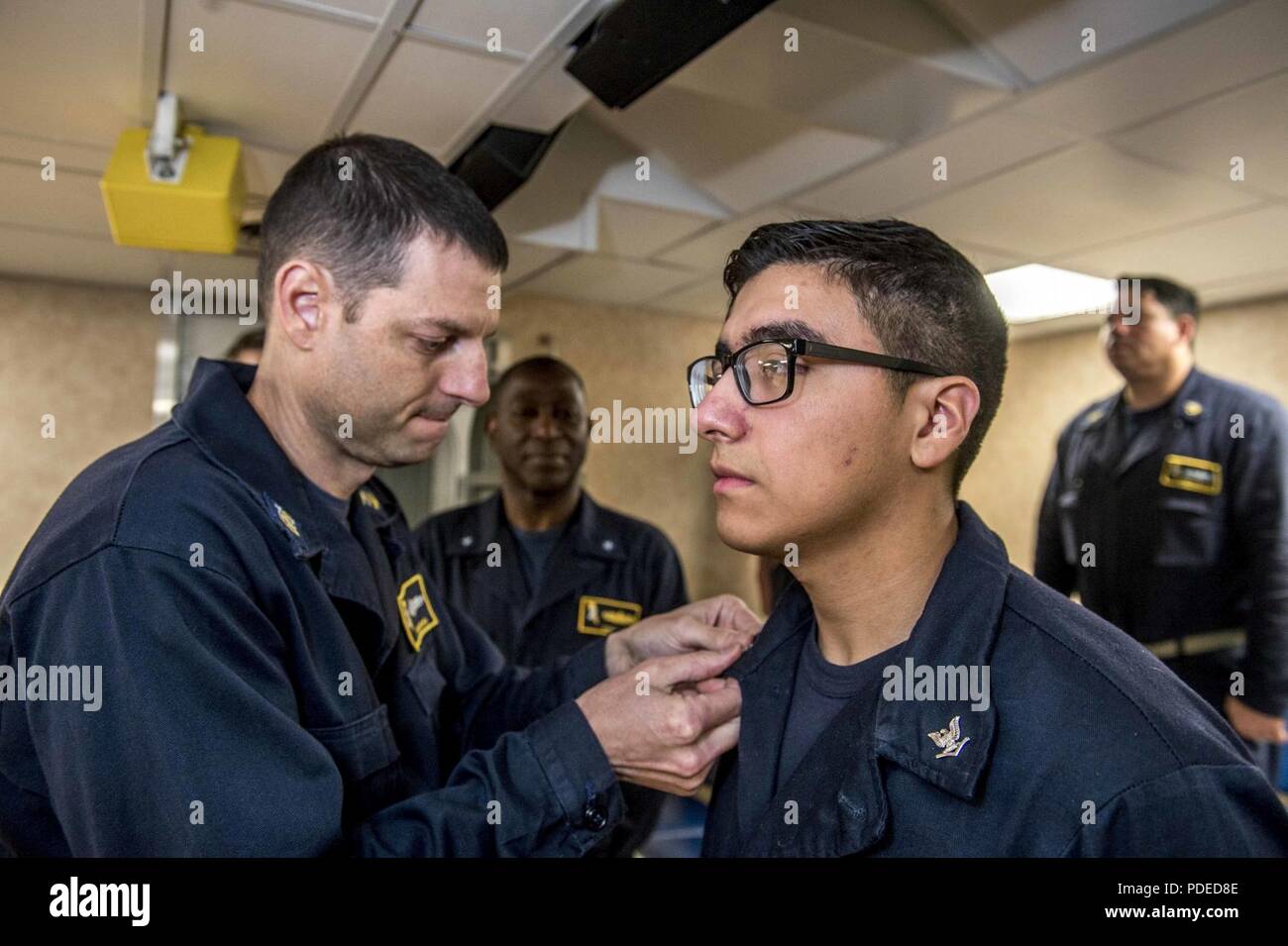 Atlantischer Ozean (16. Mai 2018) Information Systems Techniker 3. Klasse Raymond Moreno, von Harlingen, Texas, ist frocked an Dritte Klasse Petty Officer während seiner Promotion Zeremonie an Bord der Flugzeugträger USS George H.W. Bush (CVN 77). Das Schiff ist unterwegs in den Atlantischen Ozean Durchführung Carrier Air Wing Übungen mit der Französischen Marine Partnerschaften zu stärken und zu vertiefen, die Interoperabilität zwischen den Seestreitkräften der beiden Länder. Stockfoto