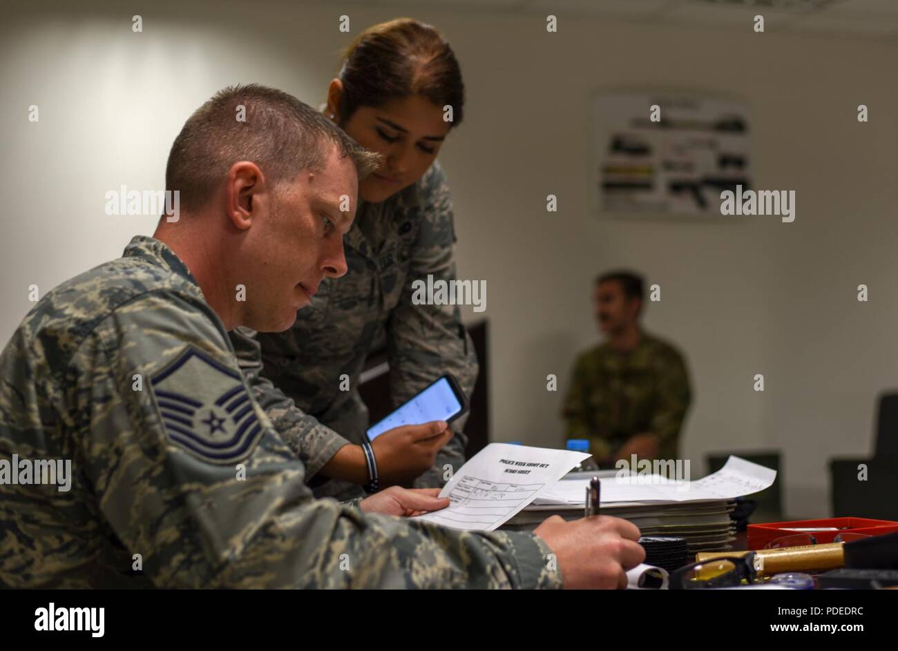 Us Air Force Master Sgt. Hazen Edel, 39 Sicherheitskräfte Squadron Waffen Betriebsleiter und Airman 1st Class Ashley Diaz, 39 Sicherheitskräfte Squadron Combat Arms Scheduler, berechnen Sie Kerben während der 2018 Polizei Woche feuern Konkurrenz an Incirlik, Türkei, 18. Mai 2018. Es wurden Preise für die besten drei Teams, sowie den einzelnen mit der beste Schuss des Tages. Stockfoto