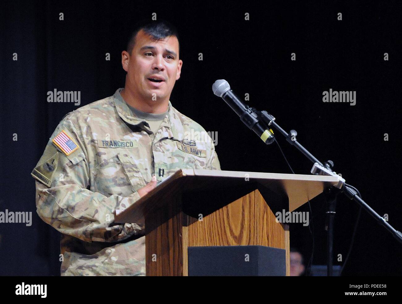 Us-Armee Kapitän Mark Francisco, Offizier der 200 Ingenieur Firma Bridge Training Team, South Dakota Army National Guard, Adressen der Masse während des Teams herzlich Willkommen Home Zeremonie versammelten sich in der T.F. Riggs High School Auditorium in Pierre, S.D., 19. Mai 2018. Die Soldaten zurück nach Hause nach einer neun-Monats-Bereitstellung zu Syrien, in dem sie eingelagert und reparierten Brücken in der gesamten Region Bewegungsfreiheit für US-Militär und die Streitkräfte der Koalition zu gewährleisten. Stockfoto