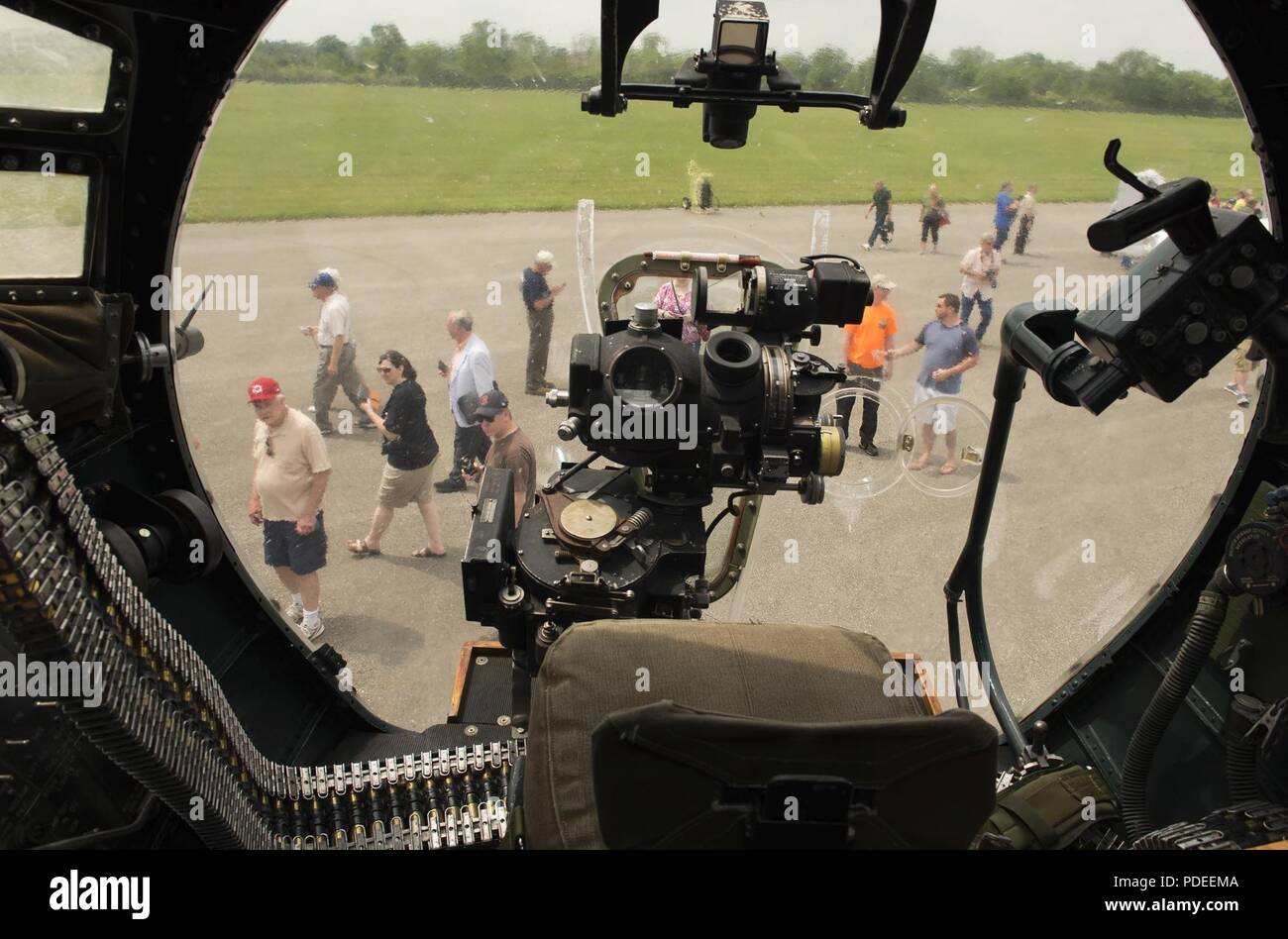 Die Besucher der National Museum der US Air Force werden durch die Nase Fenster aus Aluminium bedeckt, eine B-17 Flying Fortress gesehen, die sich an der statischen Darstellung auf der alten Wright Field Landebahn hinter dem Museum auf der Wright-Patterson Air Force Base, Ohio, 17. Mai 2018. Der Weltkrieg II vintage Flugzeuge auf Anzeige als eine der Veranstaltungen zur Eröffnung des Museums Memphis Belle Anzeige nach 3 Jahr Restaurierung der historischen Bomber. Stockfoto