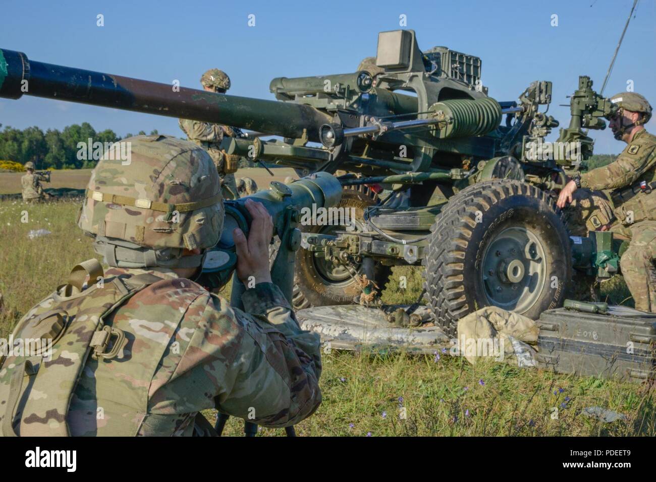 Us-Armee Fallschirmjäger in den 4 Bataillon zugeordnet, 319 Airborne Field Artillery Regiment, 173Rd Airborne Brigade beschäftigen eine M 119 105mm Haubitze nach Durchführung einer schweren Tropfen und ein Airborne Assault an der 7th Army Training Befehl Grafenwöhr Training Area, Deutschland, 18. Mai 2018. Stockfoto