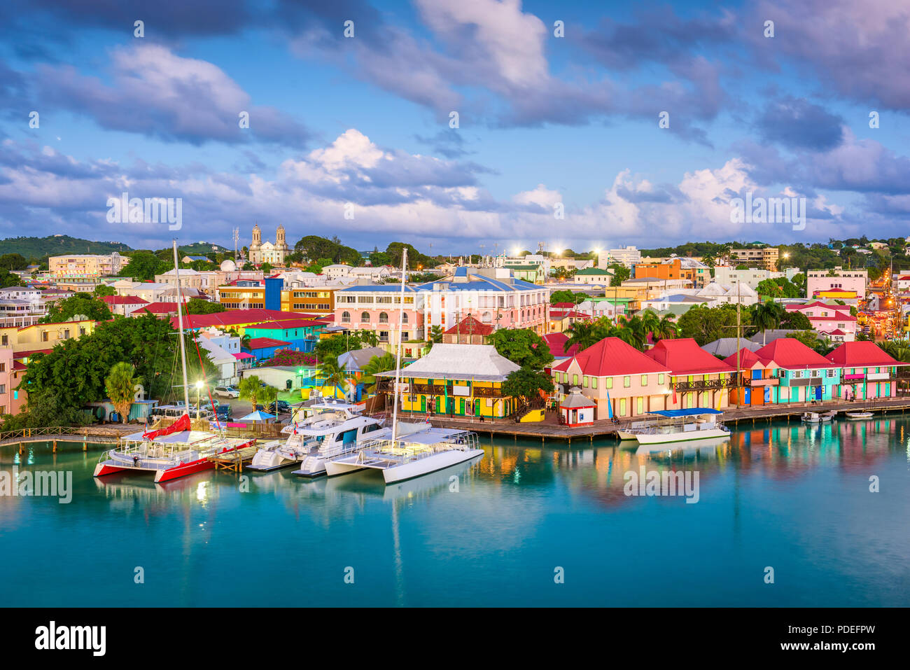 St. John's, Antigua und Barbuda Stadt Skyline Redcliffe Quay in der Abenddämmerung. Stockfoto