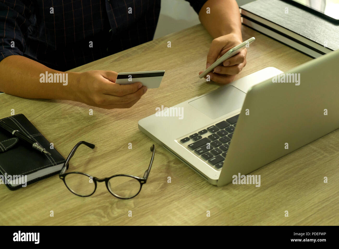 Mann mit Kreditkarte und Sie ihr Smartphone für die Zahlung online einkaufen. Stockfoto