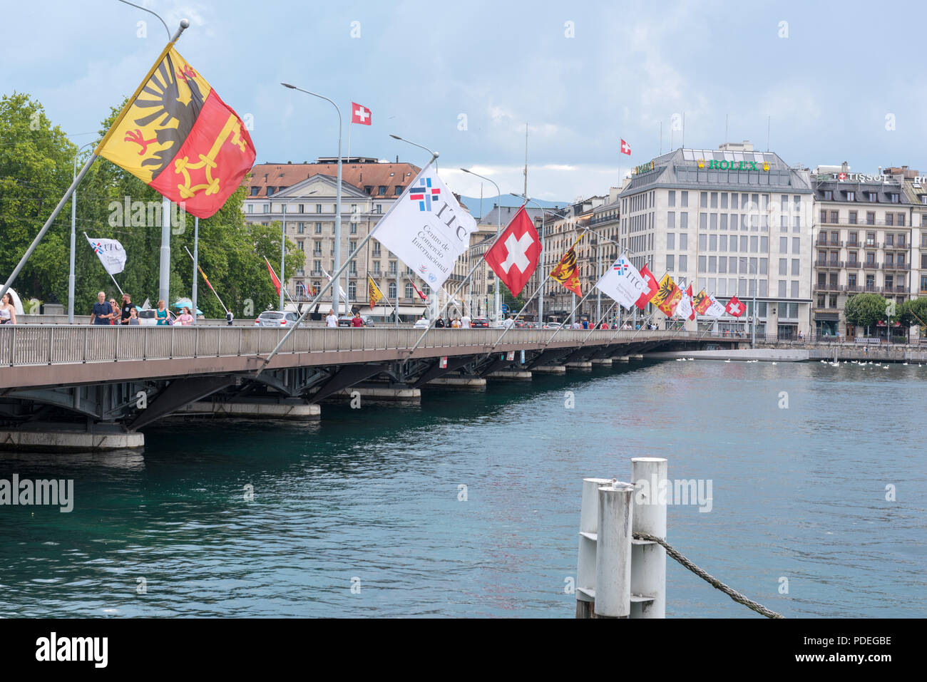 Pont du Mont Blanc überqueren Sie die Rhone in Genf, Schweiz mit den Flaggen der Länder, dem Kanton und ein anzeigenkunde. Stockfoto
