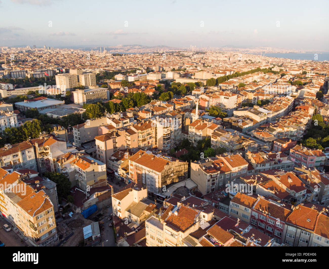 Antenne Drone Ansicht der ungeplanten Verstädterung Istanbul Capa Sehremini Aksaray/Türkei. Stadtbild. Stockfoto