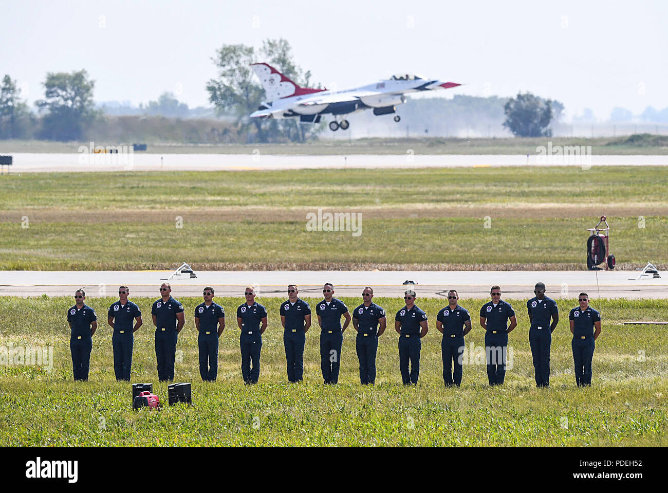Mitglieder der US Air Force Thunderbirds stand an der Mühelosigkeit während der nördlichen Nachbarn Tag Luft- und Raumfahrtmesse in Minot AFB North Dakota, Aug 4, 2018. Die Veranstaltung lockte mehr als 17.000 Menschen und zum Angebot der US Air Force Thunderbirds. (U.S. Air Force Foto von älteren Flieger Jonathan McElderry) Stockfoto