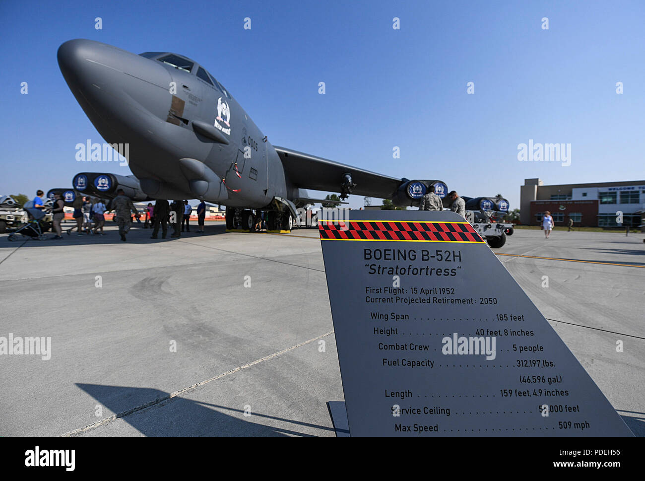 Die B-52H Stratofortress ist während der nördlichen Nachbarn Tag Luft- und Raumfahrtmesse in Minot Air Force Base, North Dakota, Aug 4, 2018 angezeigt. Die Veranstaltung empfohlene Antenne Demonstrationen von der US Air Force Thunderbirds, Carlton Glider, B-25 Mitchell, T-33 Acemaker und mehr. (U.S. Air Force Foto von älteren Flieger Jonathan McElderry) Stockfoto