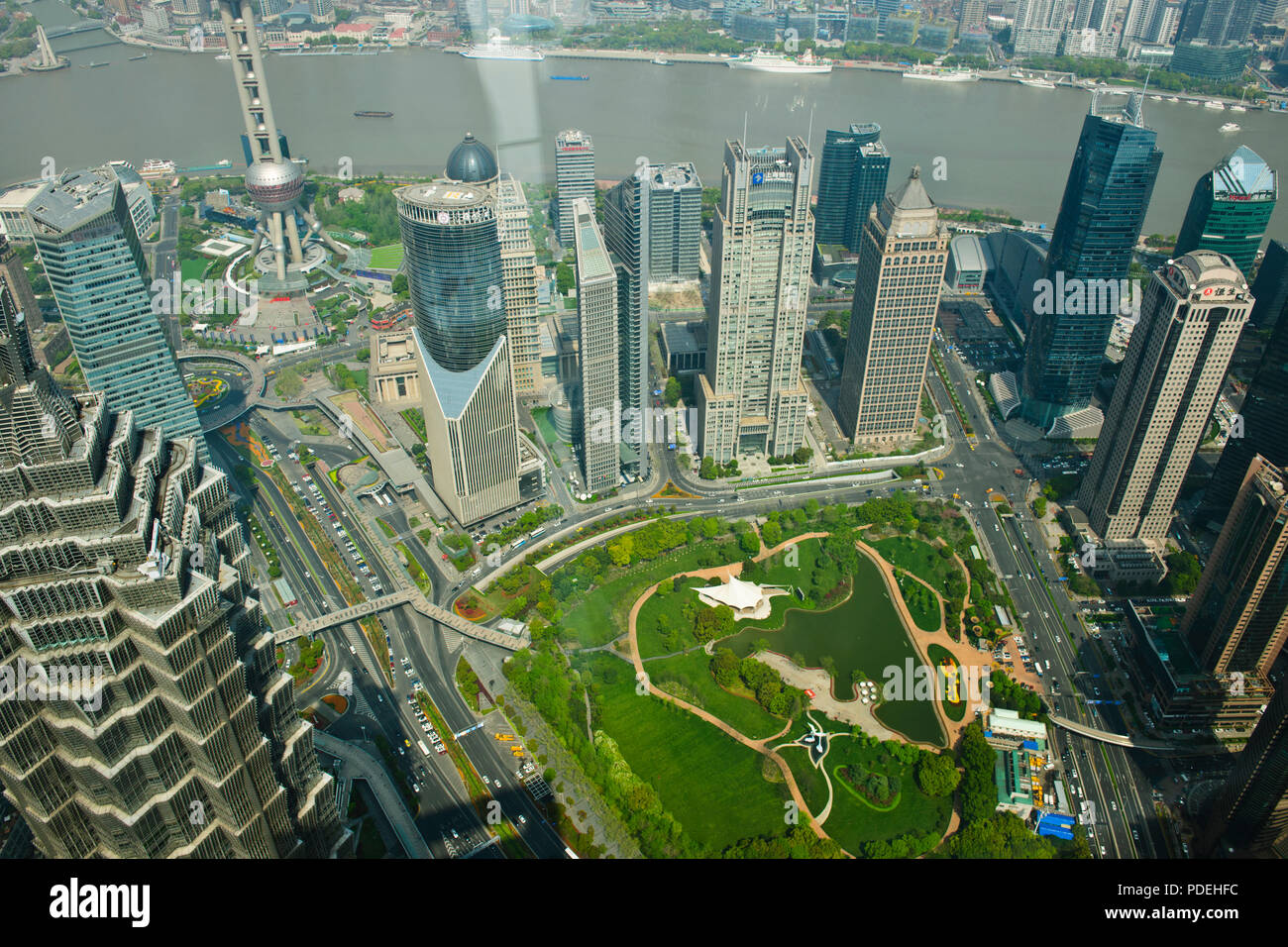 Der Ausblick auf die Stadt, hohe Lebensdauer, Districs, den Fluss Huangpu, den Verkehr, World Trade Center Blick auf Pudong, Shanghai, China, VR China, Volksrepublik China Stockfoto