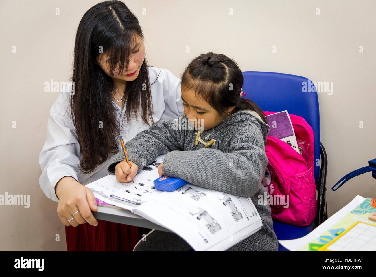 Lehrer und Schüler Problemlösung im Klassenzimmer. Stockfoto