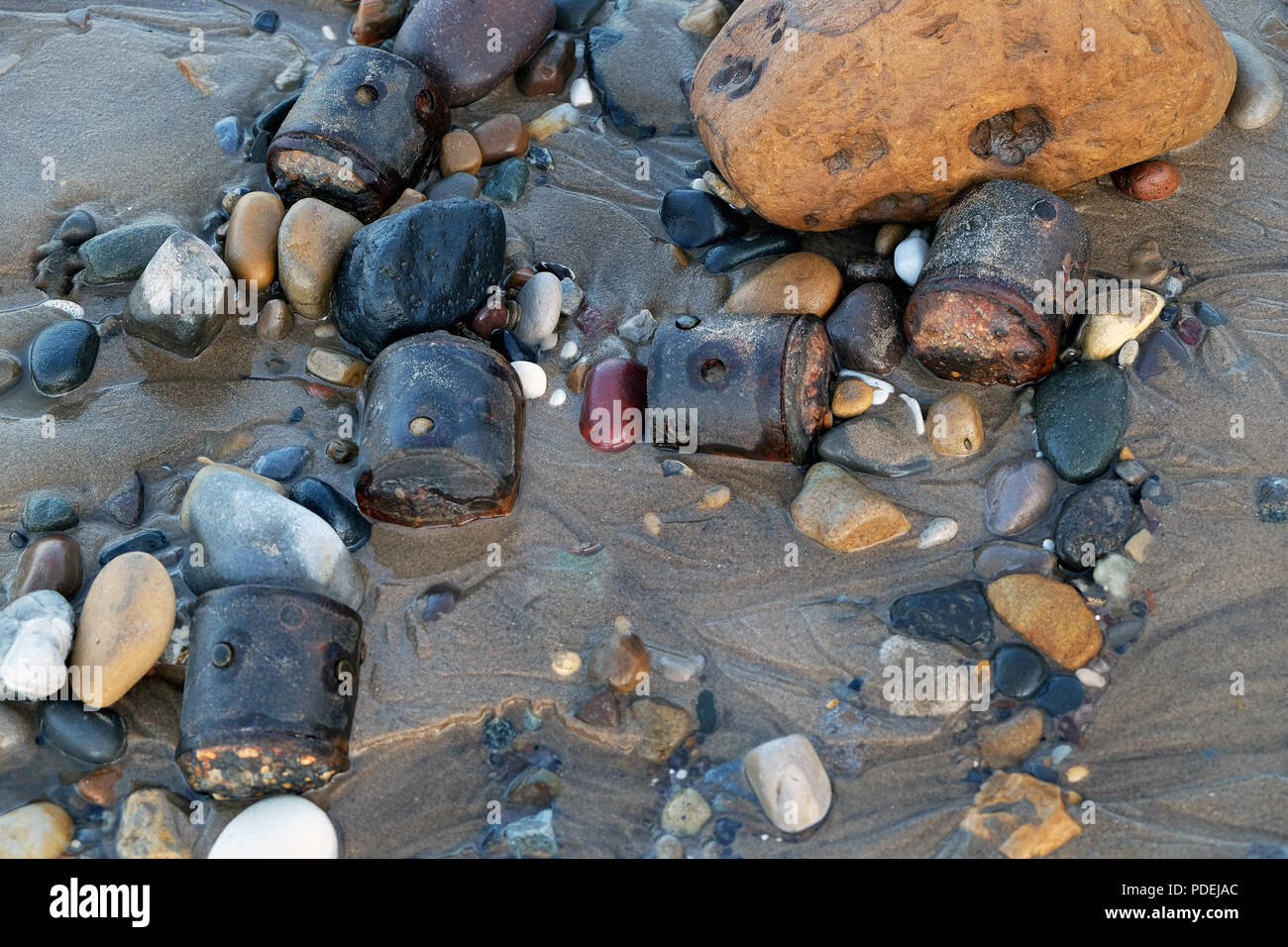 Bleibt der Zweite Weltkrieg RP3 British Aircraft 3 Zoll Rakete Geschosse am Strand von Skipsea, Großbritannien. Ein Krieg Schießplatz. Stockfoto